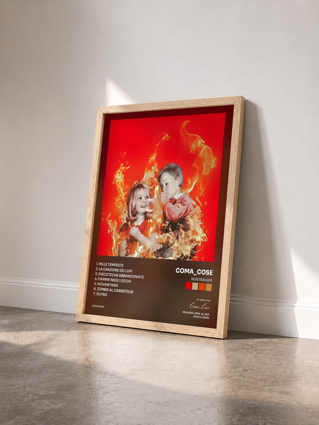 #bois Tableau de l'album Nostralgia de Coma_Cose vu de trois quarts, cadre en bois brut