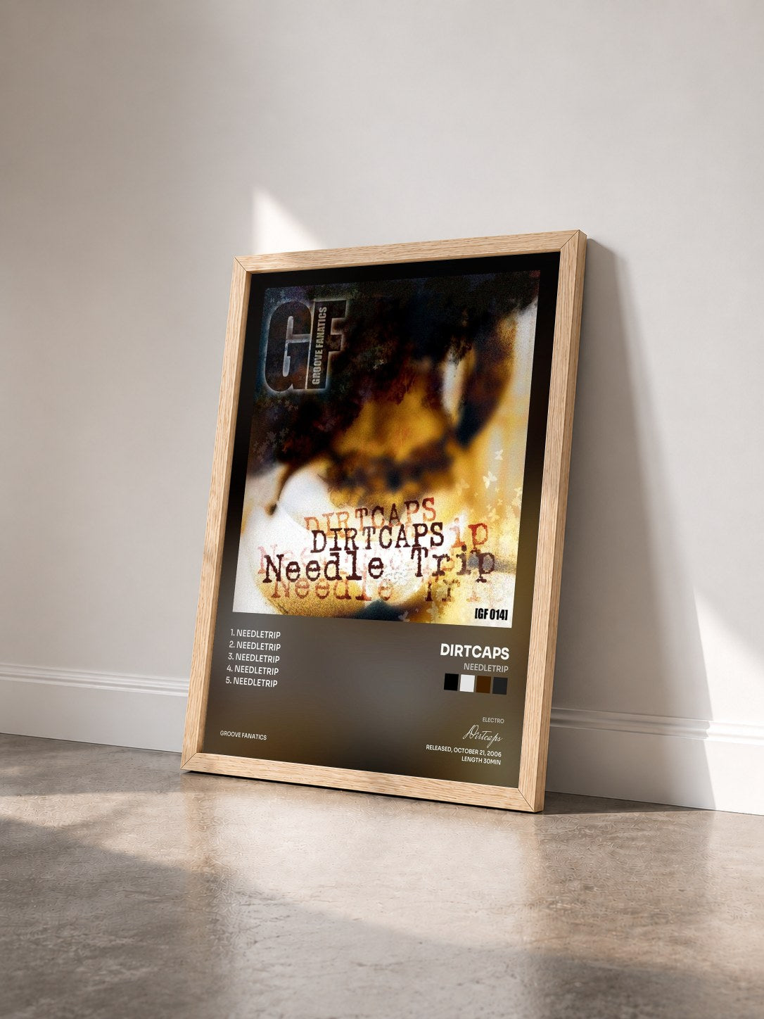 #bois Tableau de l'album Needletrip de Dirtcaps vu de trois quarts, cadre en bois brut