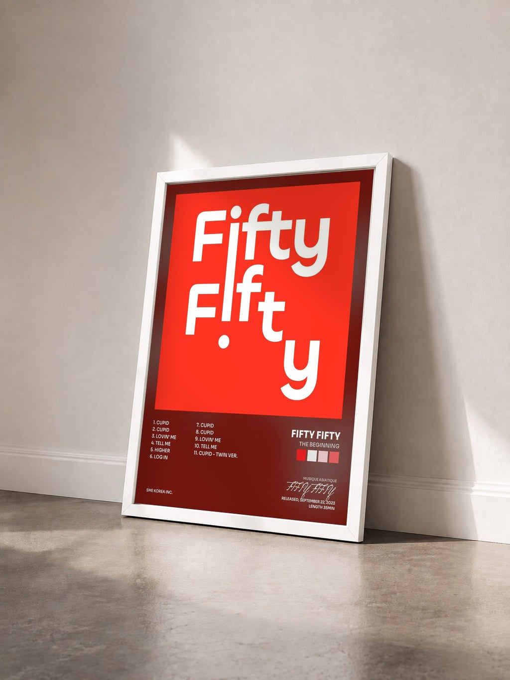 #blanc Tableau de l'album The Beginning de FIFTY FIFTY vu de trois quarts, cadre blanc