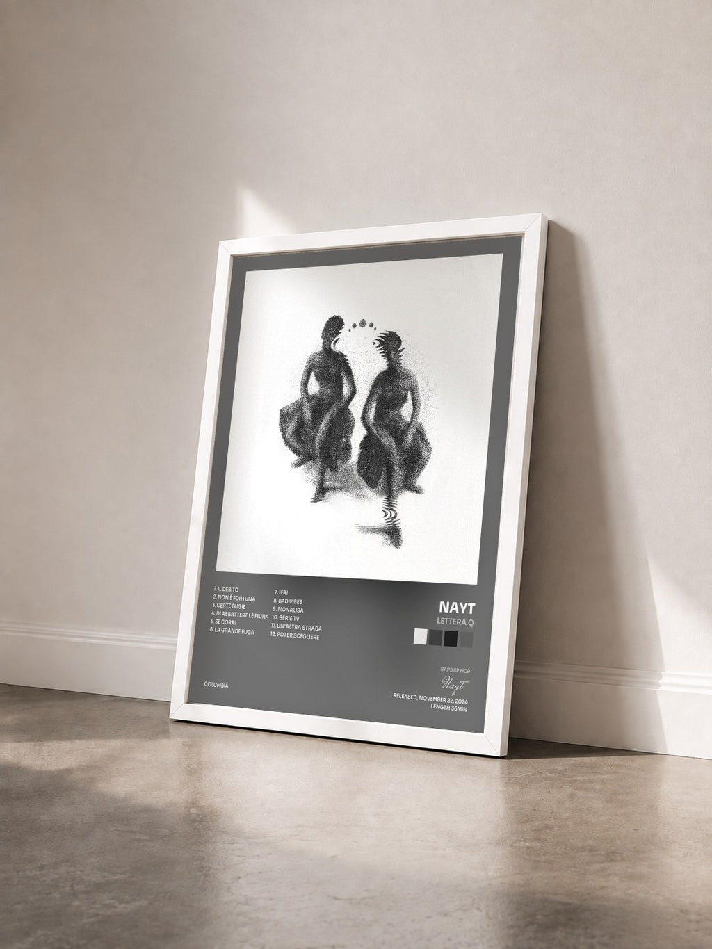 #blanc Tableau de l'album Lettera Q de Nayt vu de trois quarts, cadre blanc