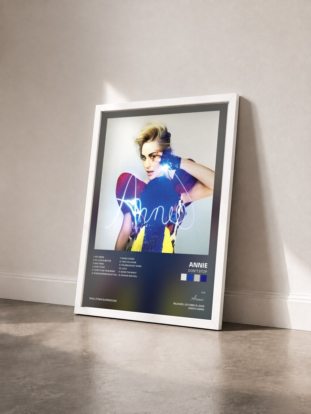 #blanc Tableau de l'album Don't Stop de Annie vu de trois quarts, cadre blanc