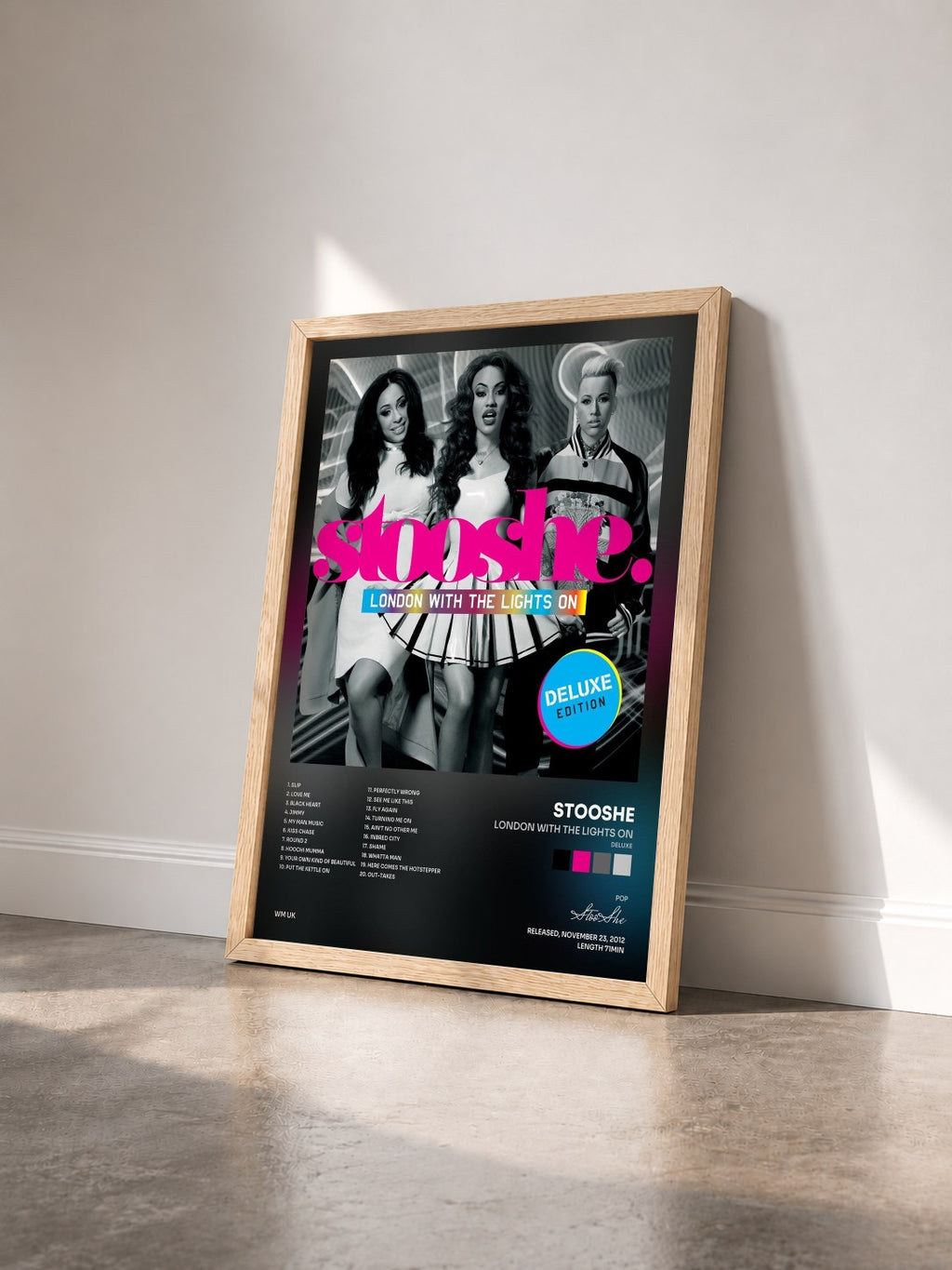 #bois Tableau de l'album London With The Lights On (Deluxe) de StooShe vu de trois quarts, cadre en bois brut