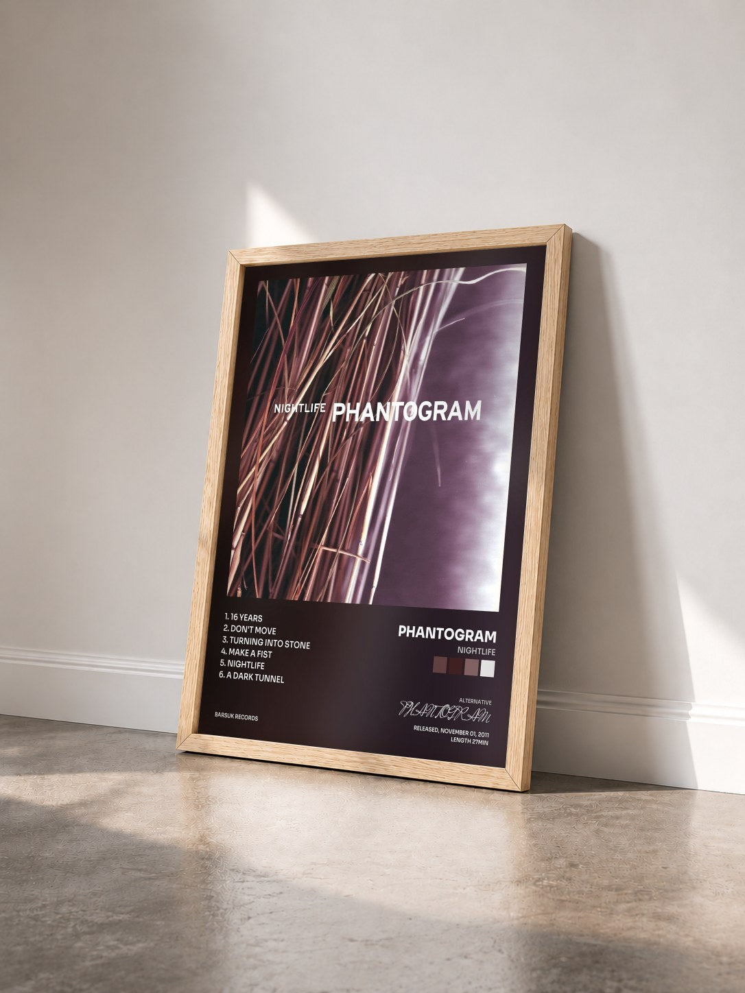#bois Tableau de l'album Nightlife de PHANTOGRAM vu de trois quarts, cadre en bois brut