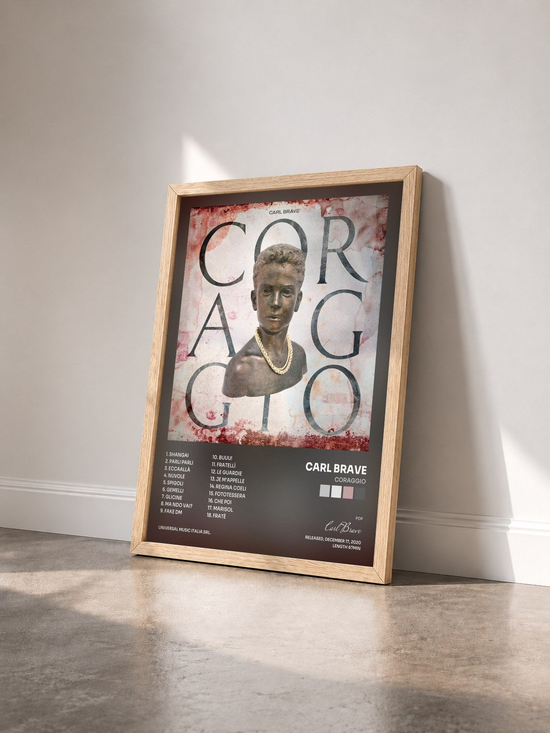 #bois Tableau de l'album Coraggio de Carl Brave vu de trois quarts, cadre en bois brut