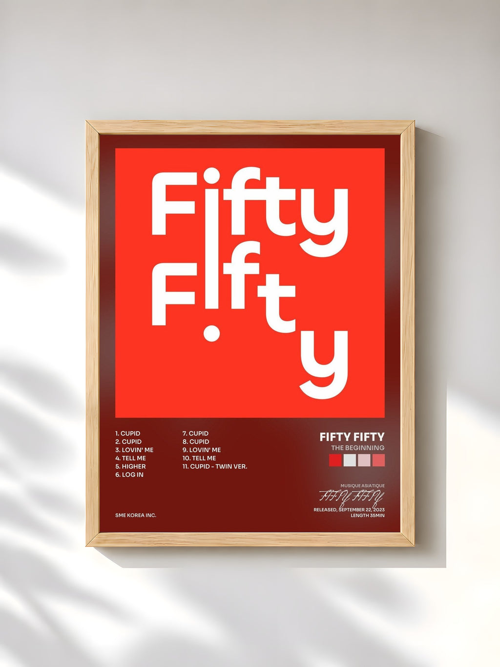 #bois Tableau de l'album The Beginning de FIFTY FIFTY, cadre en bois brut, imprimé et encadré en France