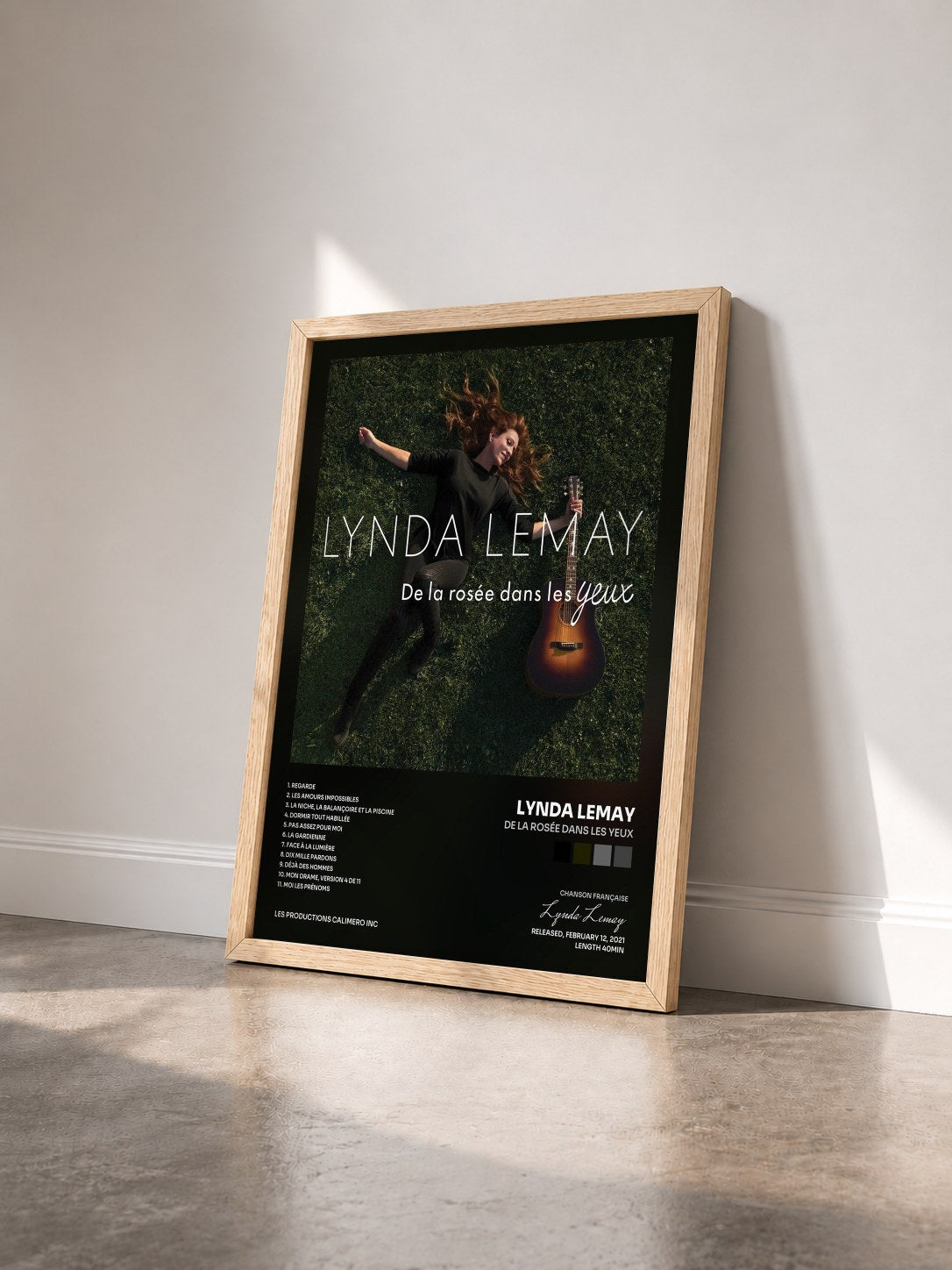 #bois Tableau de l'album De la rosée dans les yeux de Lynda Lemay vu de trois quarts, cadre en bois brut