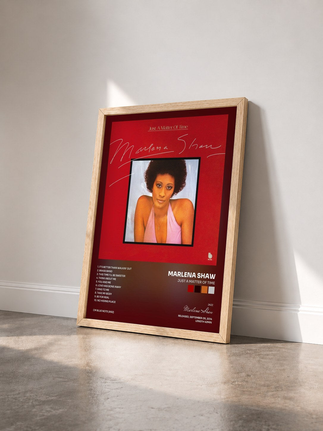 #bois Tableau de l'album Just A Matter Of Time de Marlena Shaw vu de trois quarts, cadre en bois brut