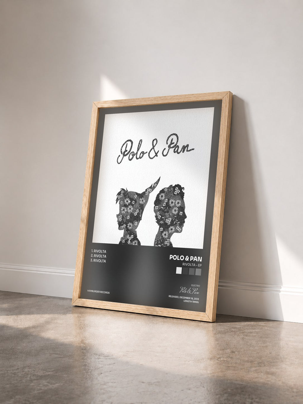 #bois Tableau de l'album Rivolta - EP de Polo & Pan vu de trois quarts, cadre en bois brut