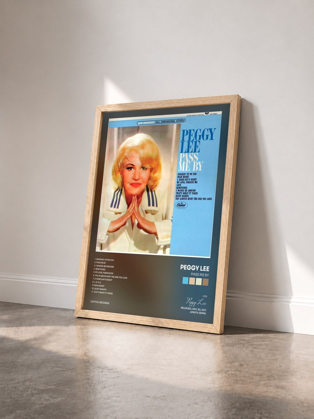 #bois Tableau de l'album Pass Me By de Peggy Lee vu de trois quarts, cadre en bois brut