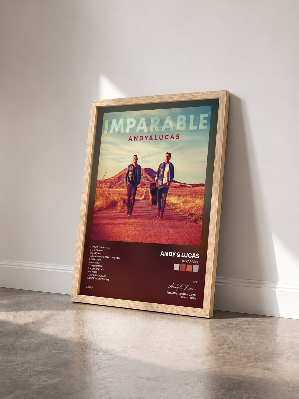 #bois Tableau de l'album Imparable de Andy & Lucas vu de trois quarts, cadre en bois brut