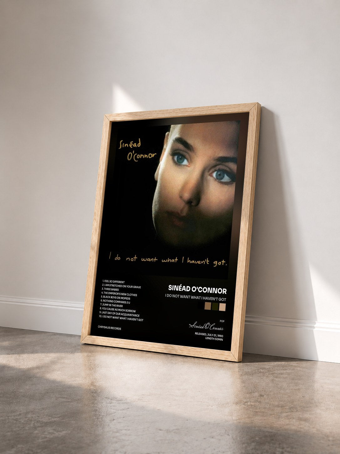 #bois Tableau de l'album I Do Not Want What I Haven't Got de Sinéad O'Connor vu de trois quarts, cadre en bois brut