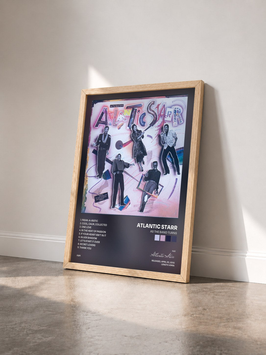 #bois Tableau de l'album As The Band Turns de Atlantic Starr vu de trois quarts, cadre en bois brut