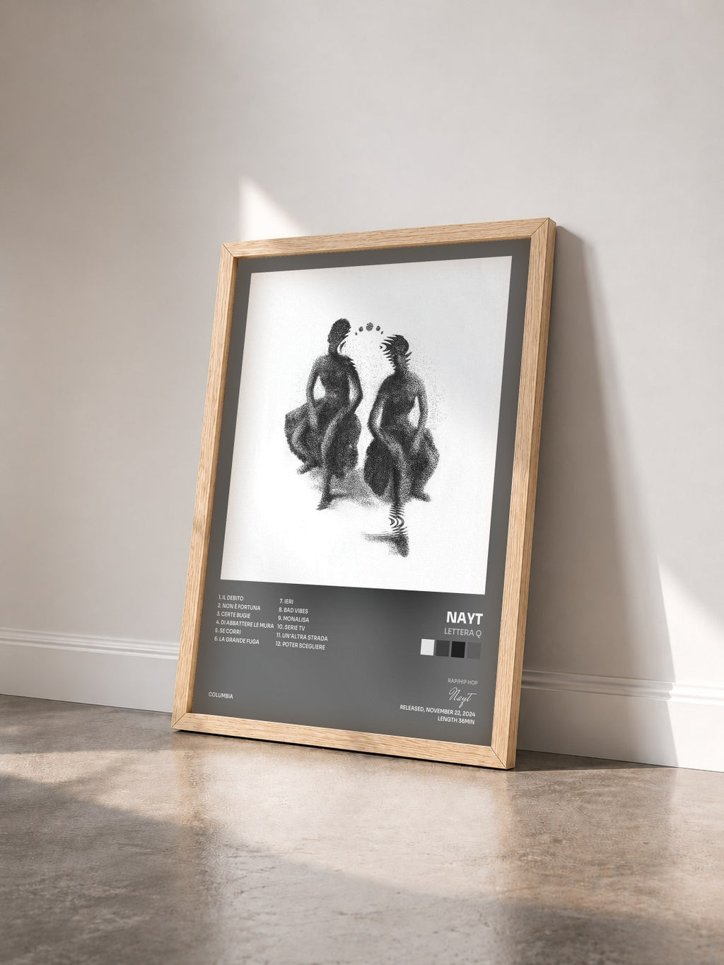 #bois Tableau de l'album Lettera Q de Nayt vu de trois quarts, cadre en bois brut