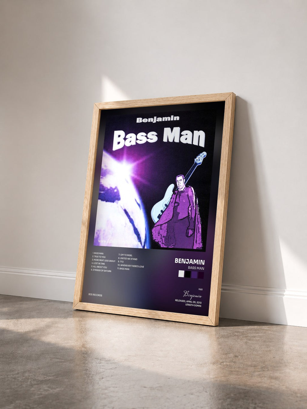 #bois Tableau de l'album Bass Man de Benjamin vu de trois quarts, cadre en bois brut