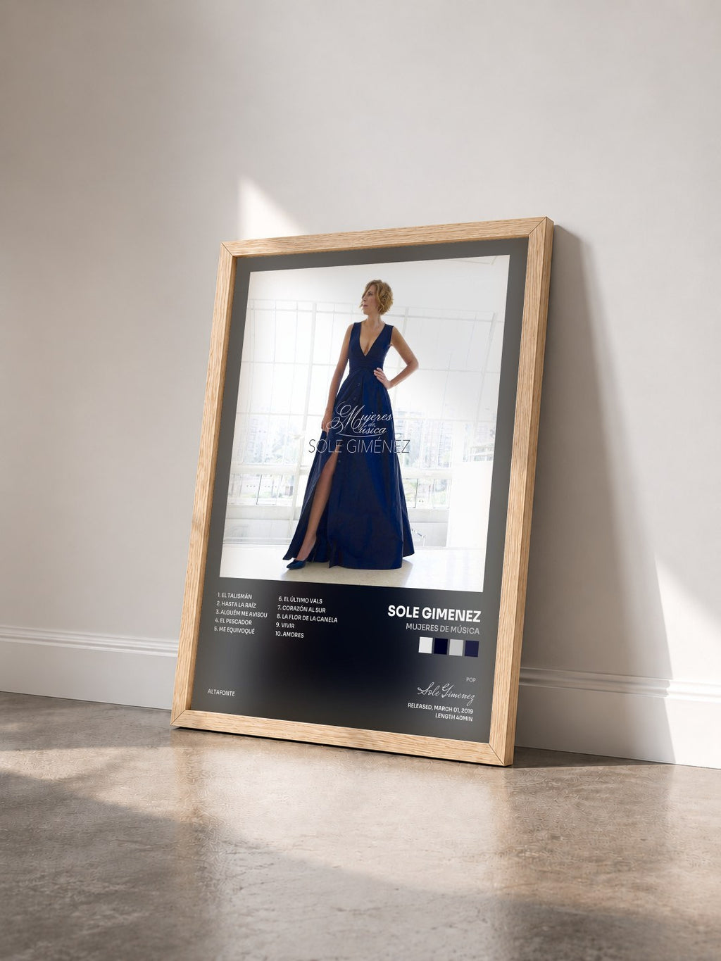 #bois Tableau de l'album Mujeres de Música de Sole Gimenez vu de trois quarts, cadre en bois brut