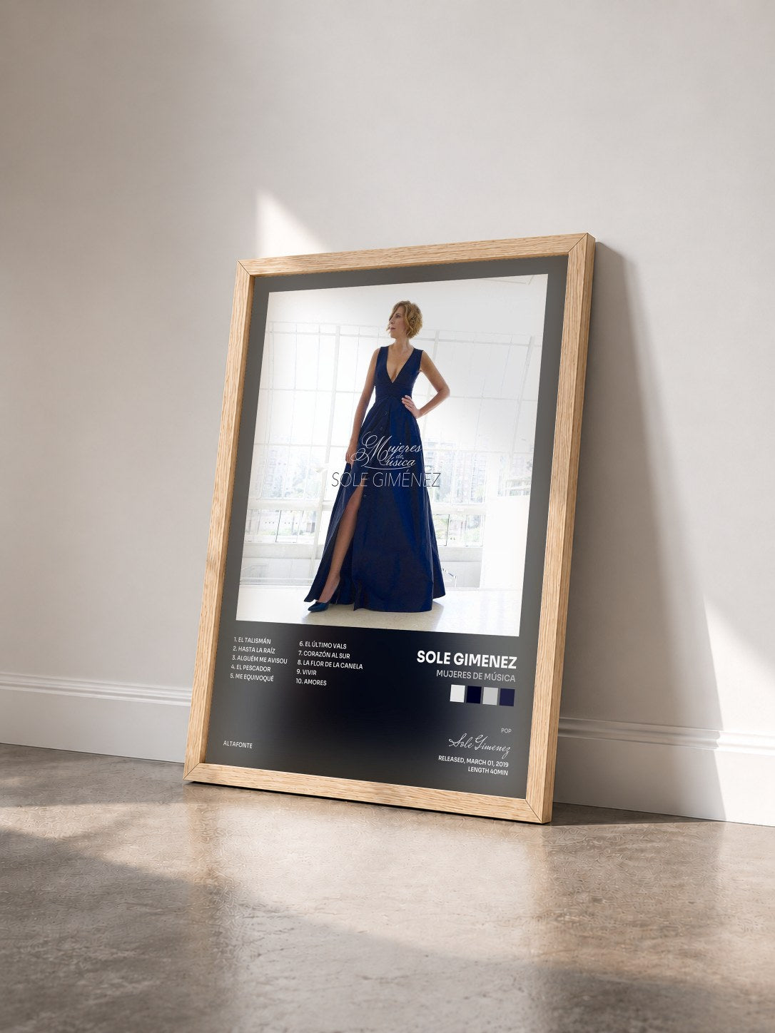 #bois Tableau de l'album Mujeres de Música de Sole Gimenez vu de trois quarts, cadre en bois brut