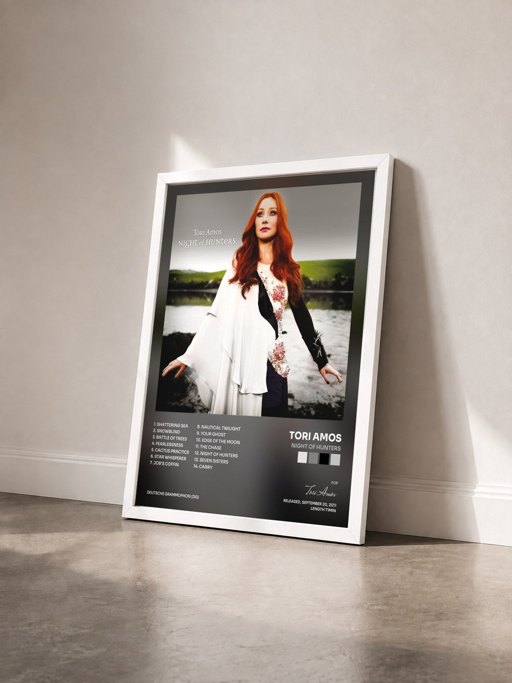 #blanc Tableau de l'album Night Of Hunters de Tori Amos vu de trois quarts, cadre blanc