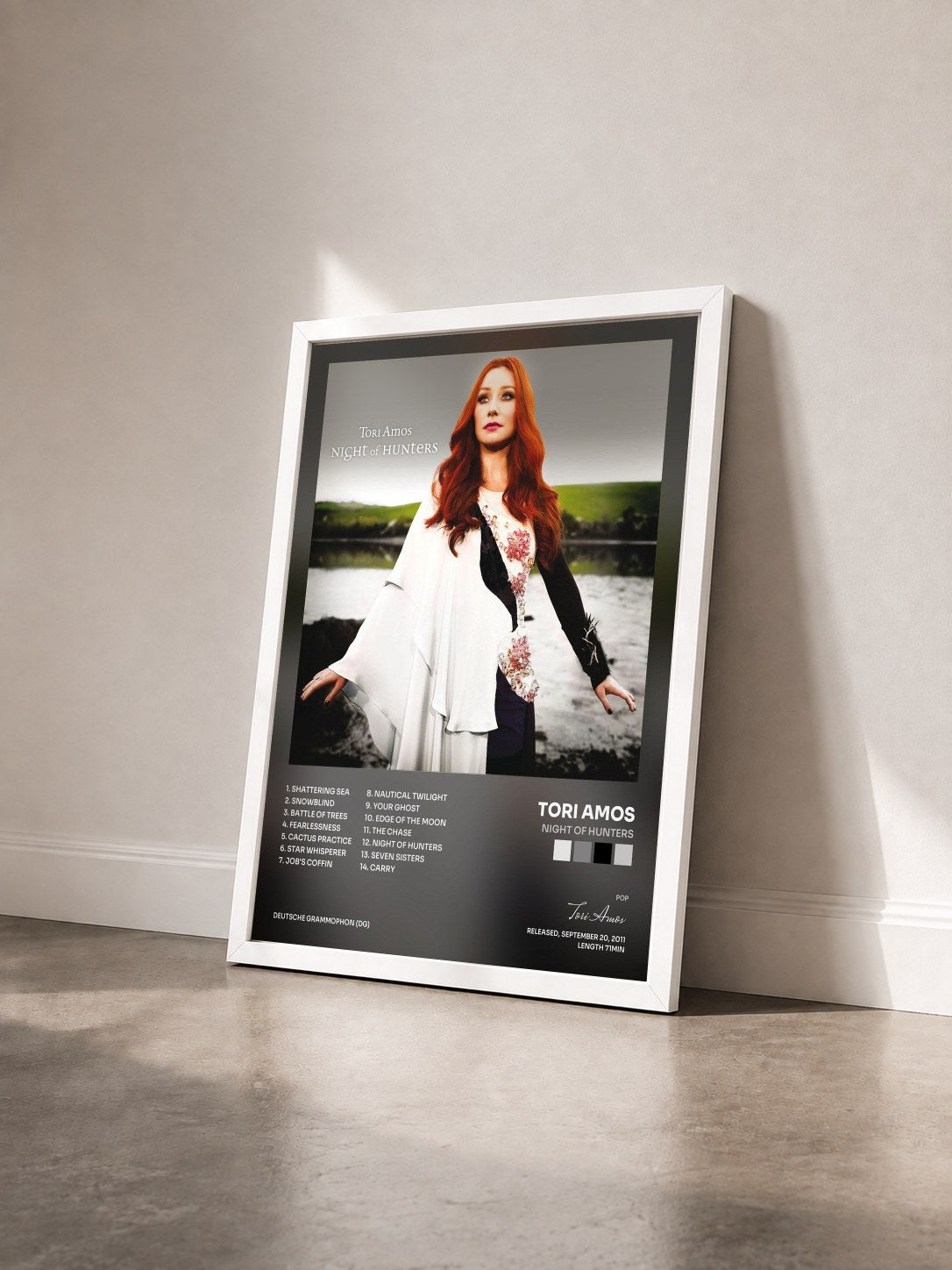 #blanc Tableau de l'album Night Of Hunters de Tori Amos vu de trois quarts, cadre blanc