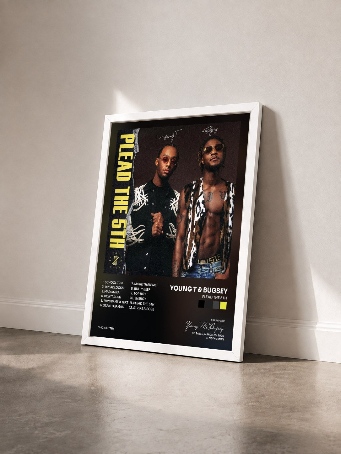 #blanc Tableau de l'album Plead The 5th de Young T & Bugsey vu de trois quarts, cadre blanc