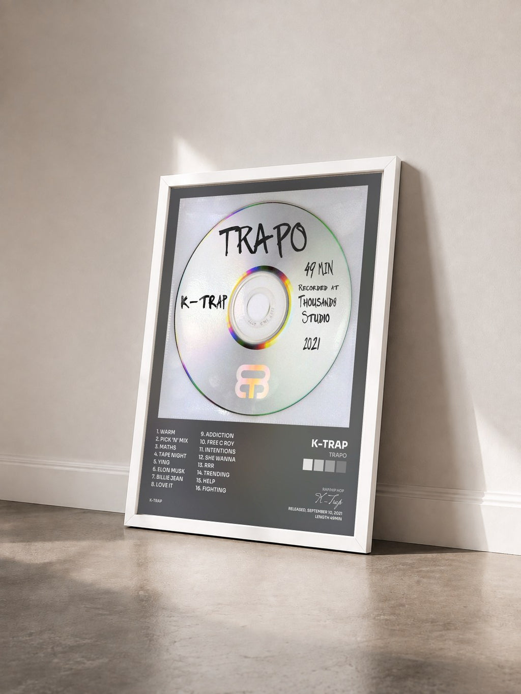 #blanc Tableau de l'album Trapo de K-Trap vu de trois quarts, cadre blanc