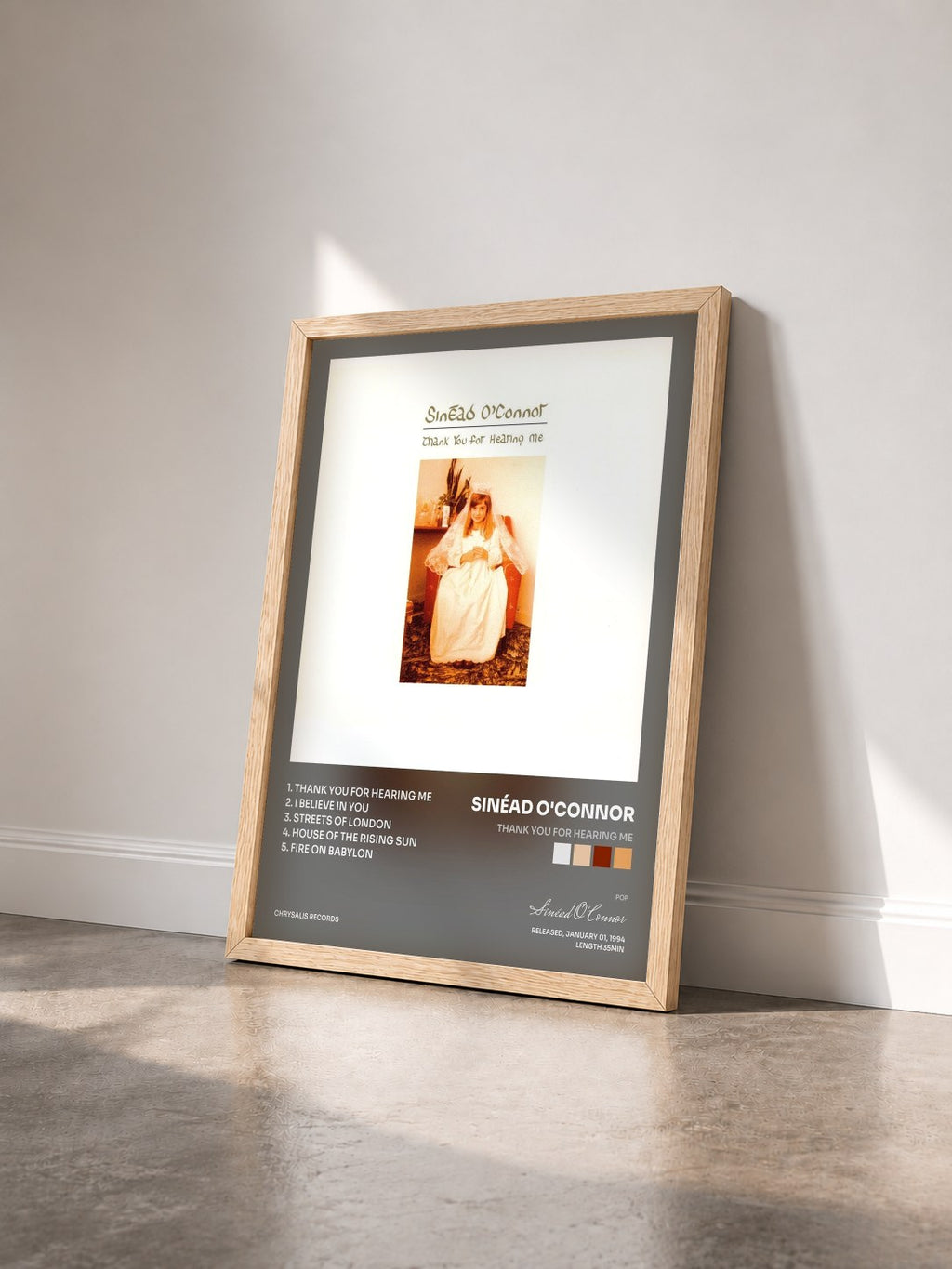 #bois Tableau de l'album Thank You for Hearing Me de Sinéad O'Connor vu de trois quarts, cadre en bois brut