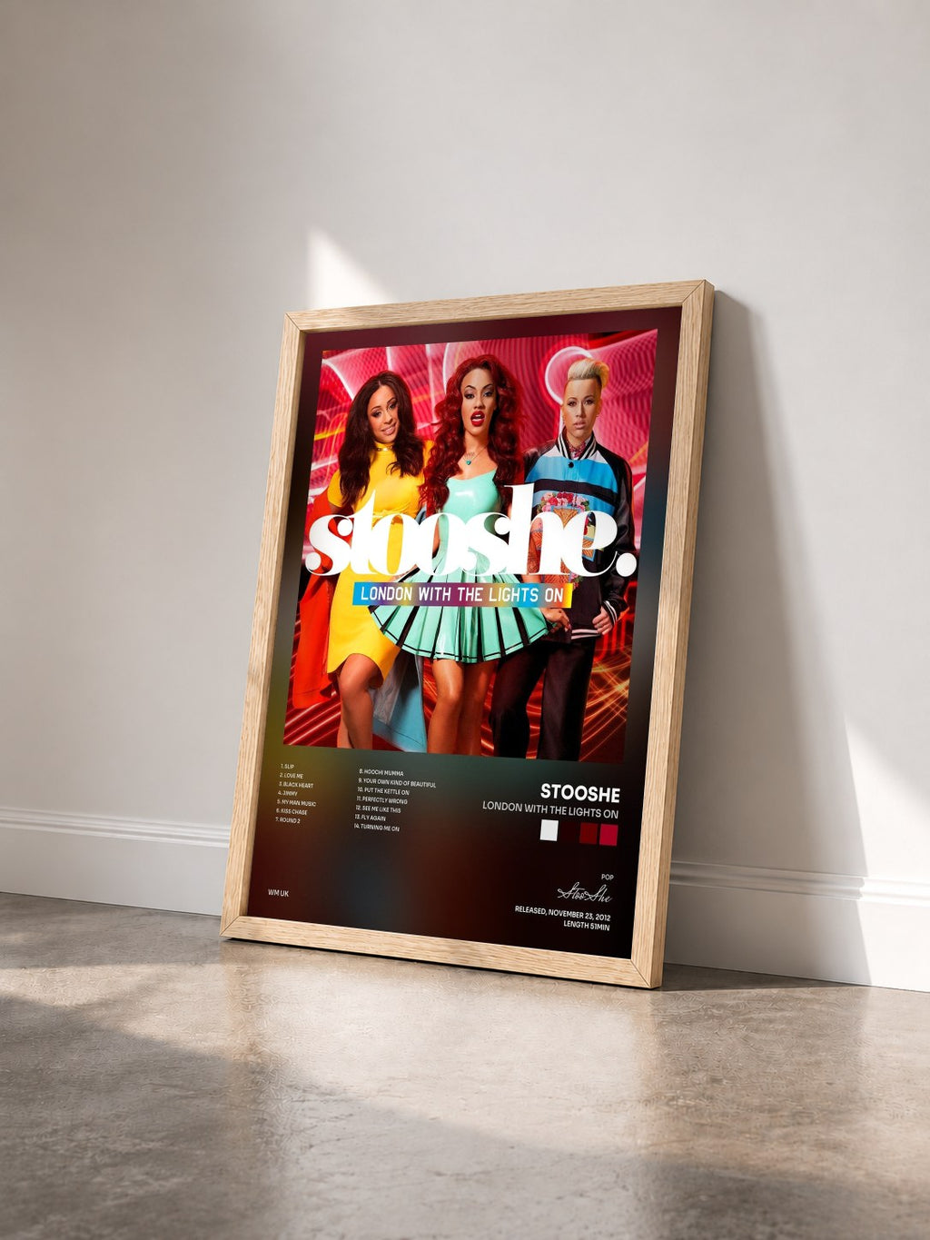 #bois Tableau de l'album London With The Lights On de StooShe vu de trois quarts, cadre en bois brut
