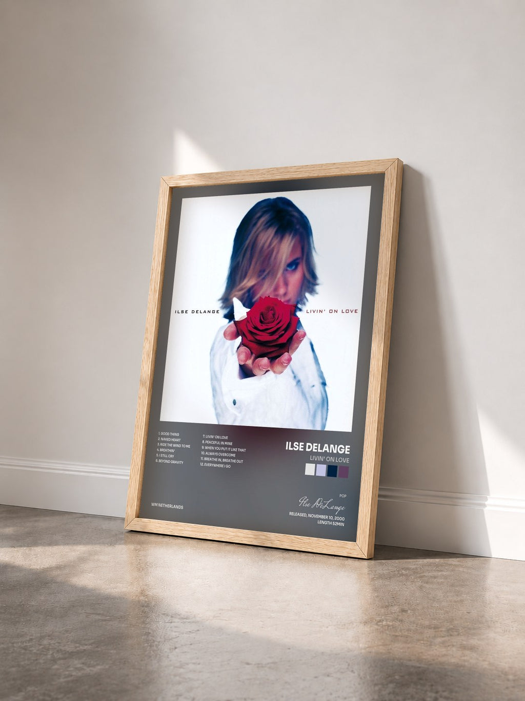 #bois Tableau de l'album Livin' On Love de Ilse DeLange vu de trois quarts, cadre en bois brut