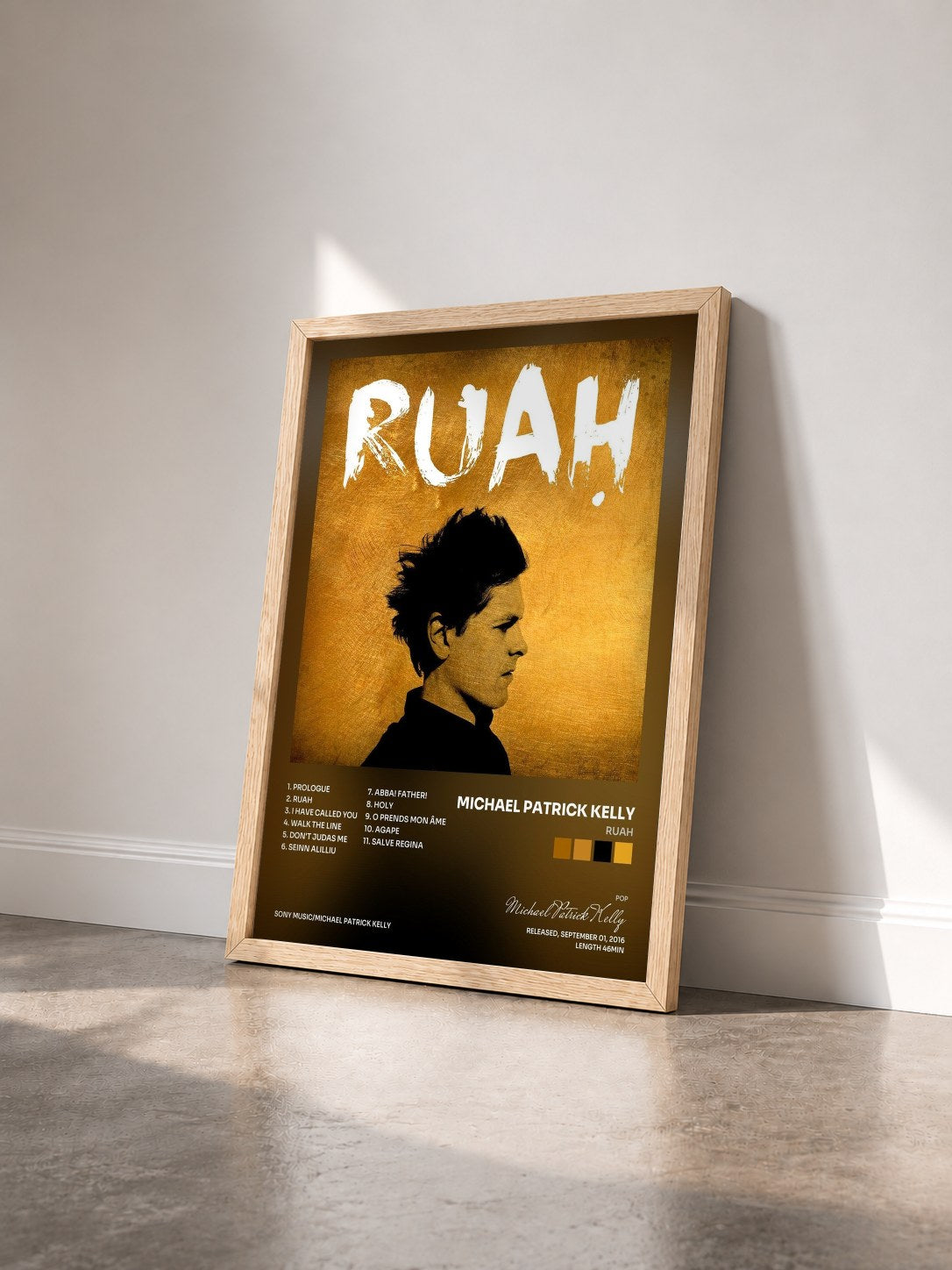 #bois Tableau de l'album RUAH de Michael Patrick Kelly vu de trois quarts, cadre en bois brut
