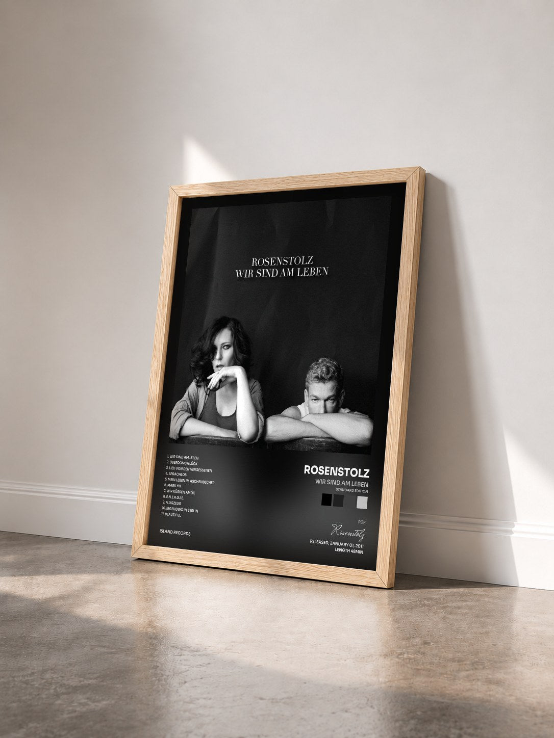 #bois Tableau de l'album Wir sind am Leben (Standard Edition) de Rosenstolz vu de trois quarts, cadre en bois brut