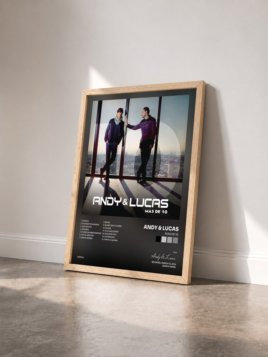 #bois Tableau de l'album Mas de 10 de Andy & Lucas vu de trois quarts, cadre en bois brut