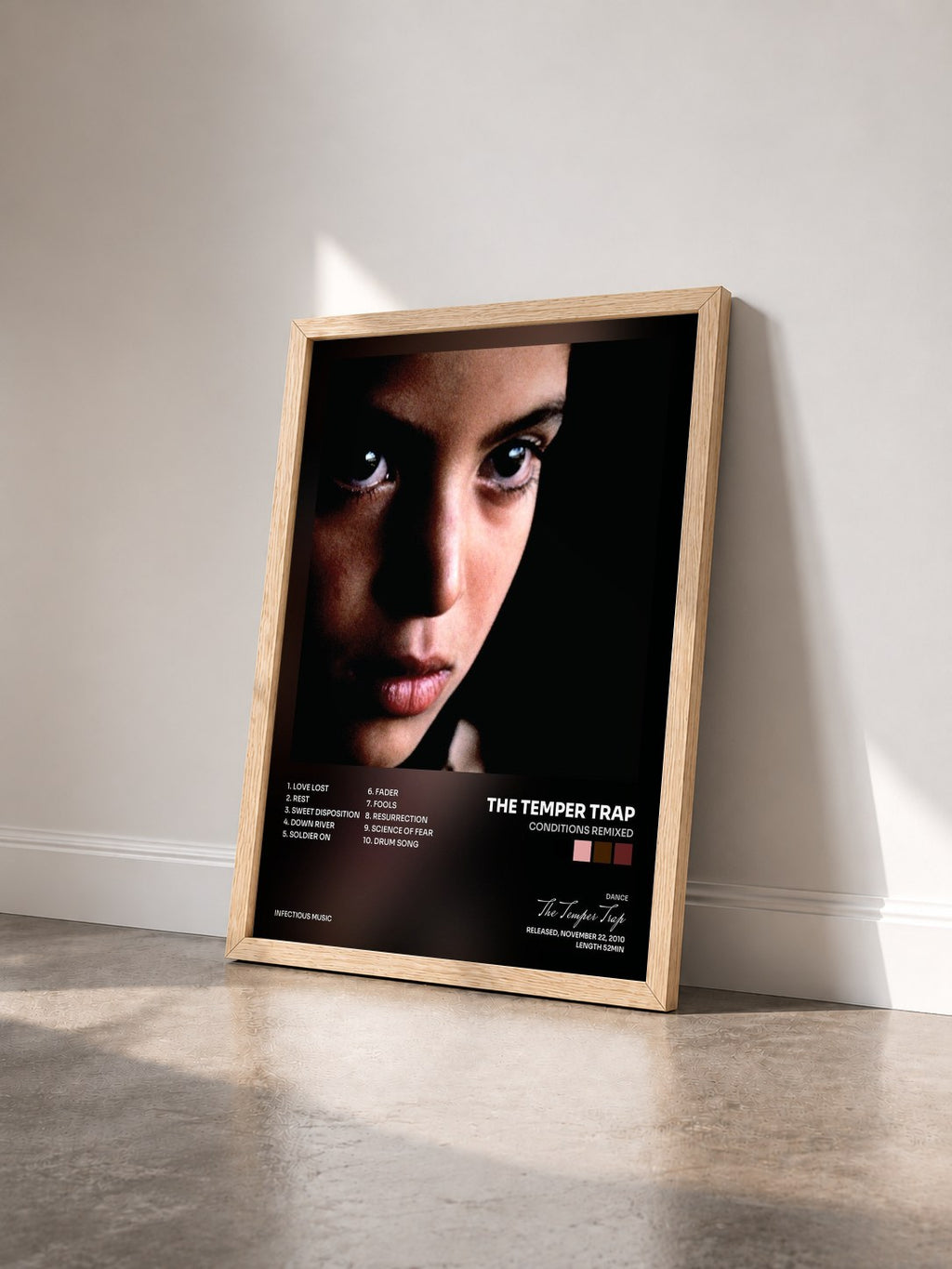 #bois Tableau de l'album Conditions Remixed de The Temper Trap vu de trois quarts, cadre en bois brut