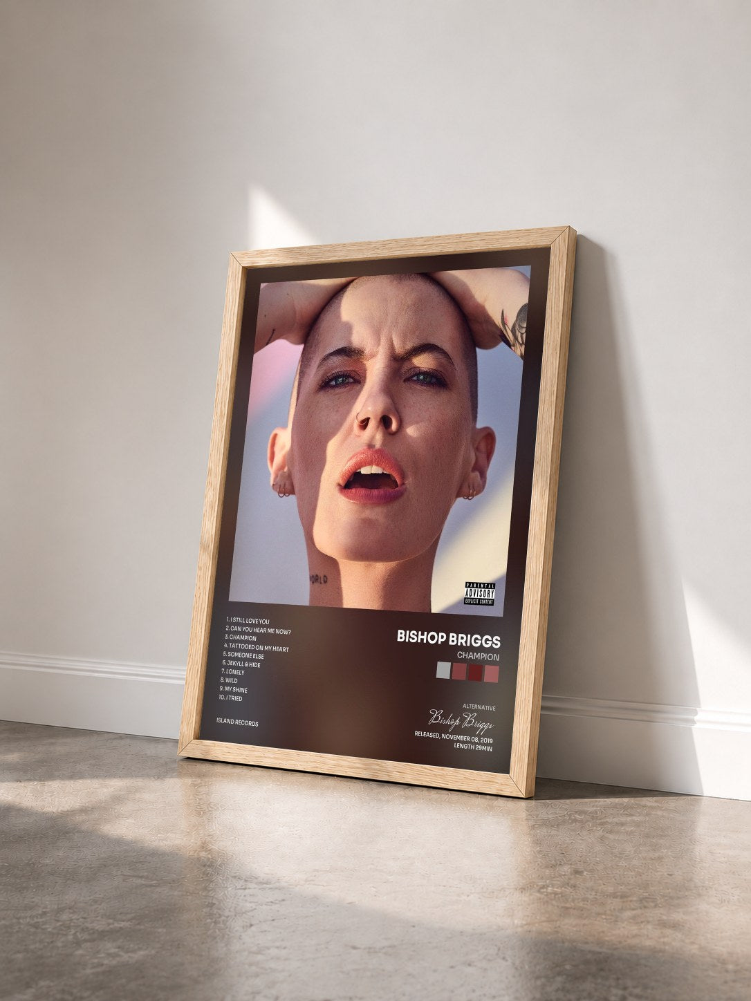 #bois Tableau de l'album CHAMPION de Bishop Briggs vu de trois quarts, cadre en bois brut