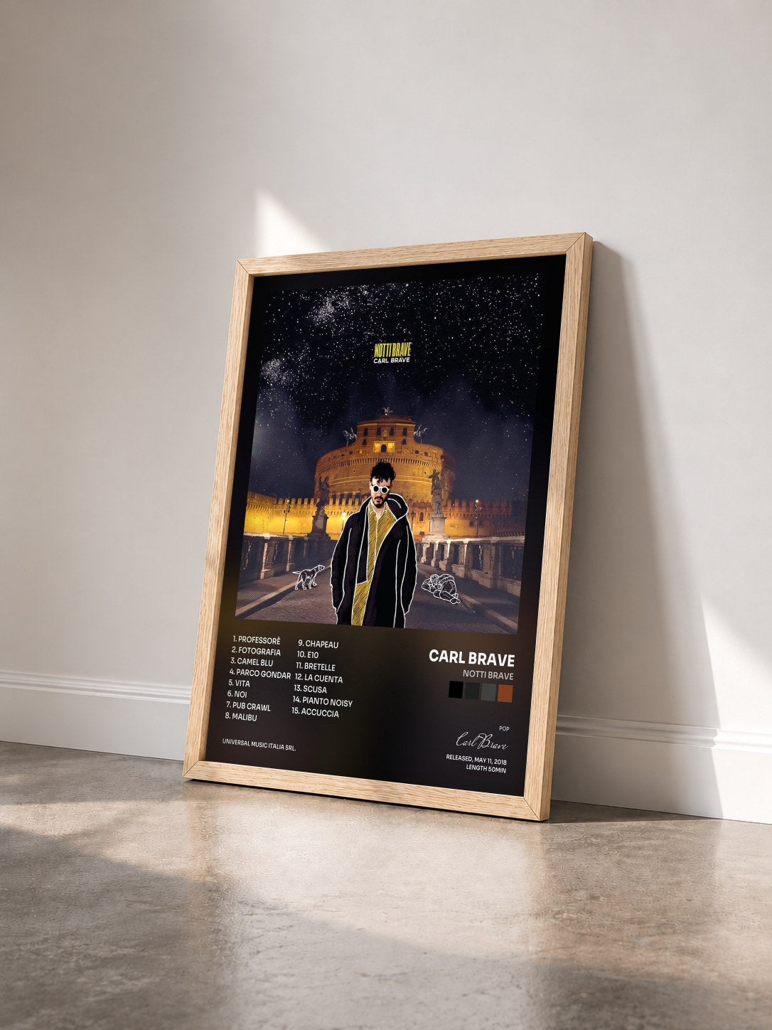 #bois Tableau de l'album Notti Brave de Carl Brave vu de trois quarts, cadre en bois brut