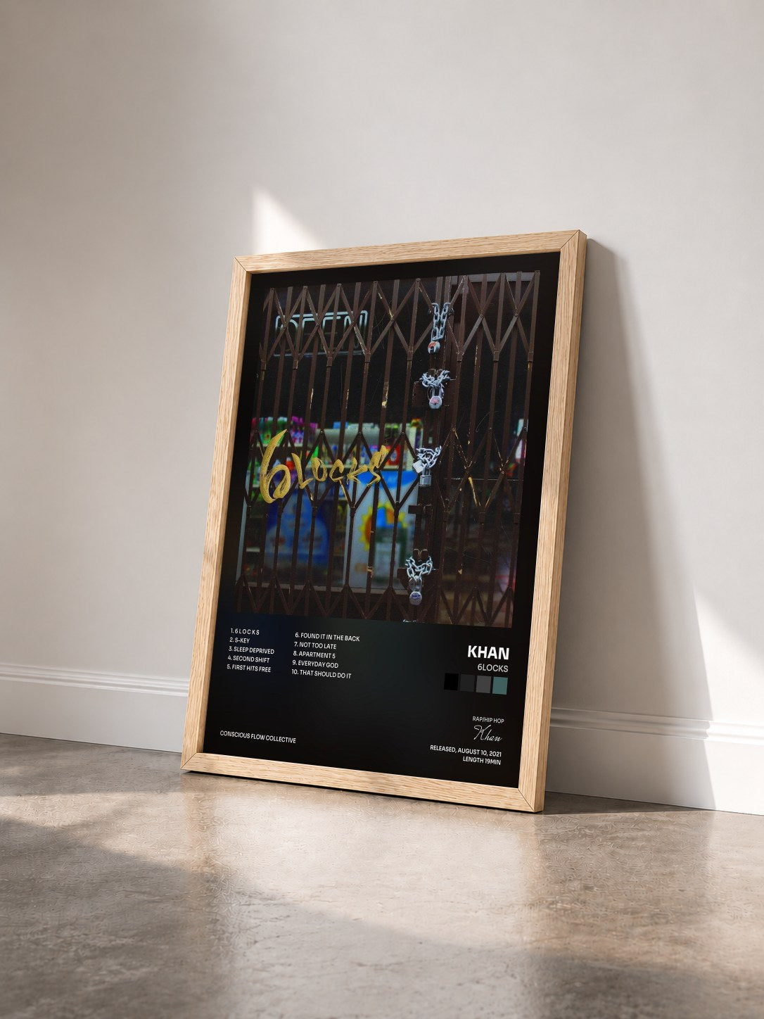 #bois Tableau de l'album 6locks de Khan vu de trois quarts, cadre en bois brut