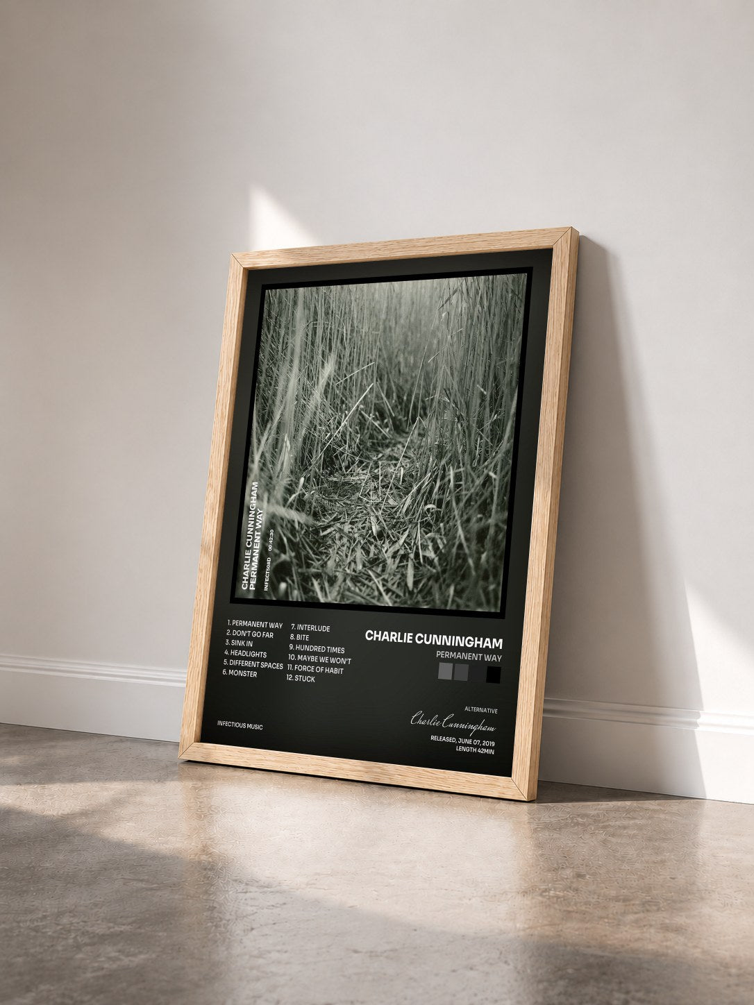 #bois Tableau de l'album Permanent Way de Charlie Cunningham vu de trois quarts, cadre en bois brut