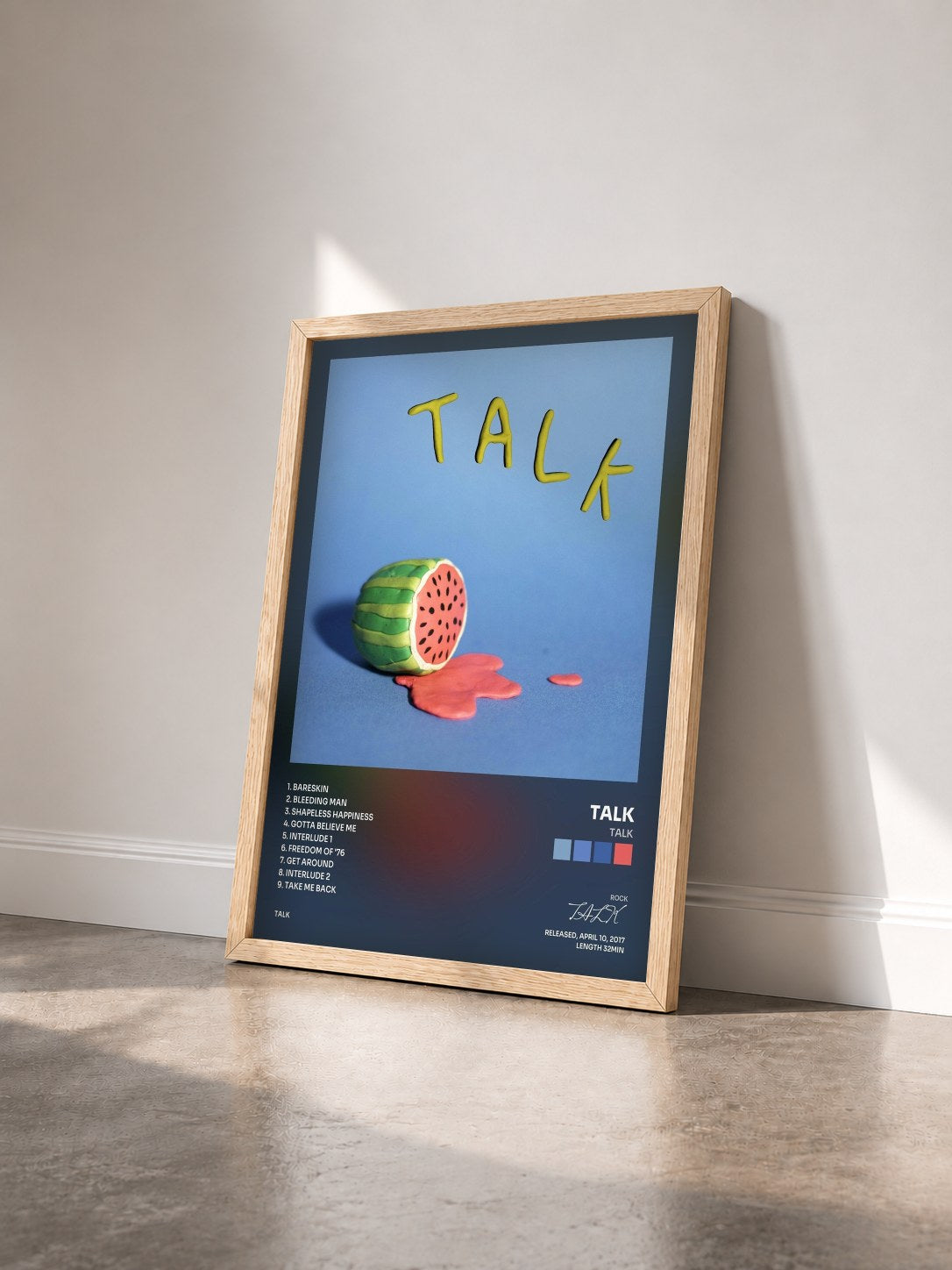 #bois Tableau de l'album TALK de TALK vu de trois quarts, cadre en bois brut