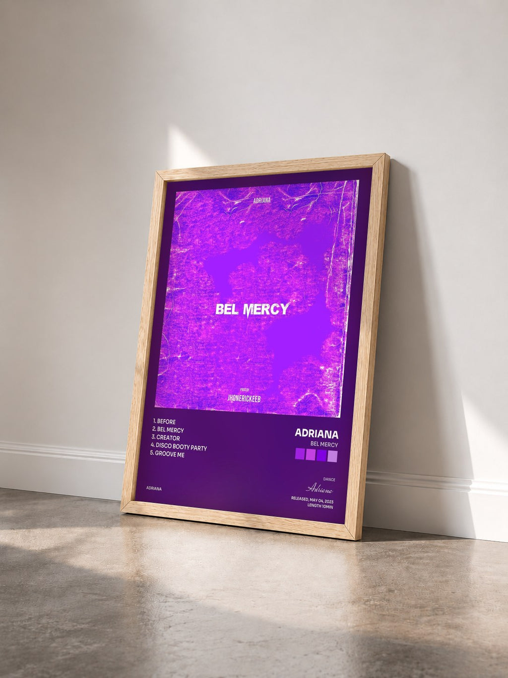 #bois Tableau de l'album Bel Mercy de Adriana vu de trois quarts, cadre en bois brut
