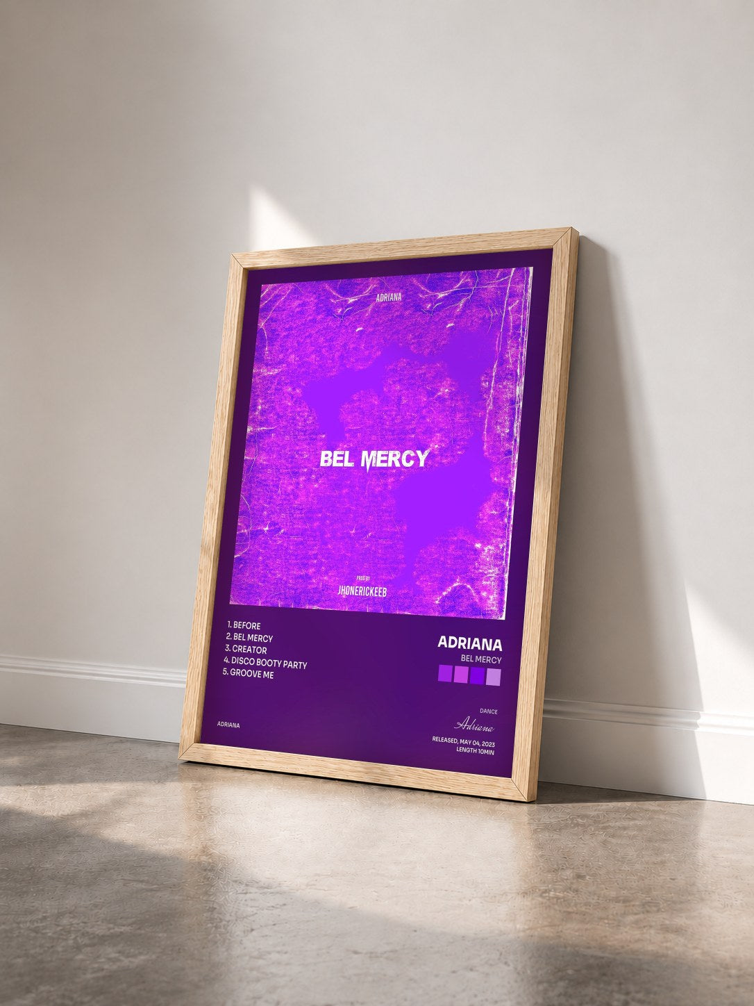 #bois Tableau de l'album Bel Mercy de Adriana vu de trois quarts, cadre en bois brut