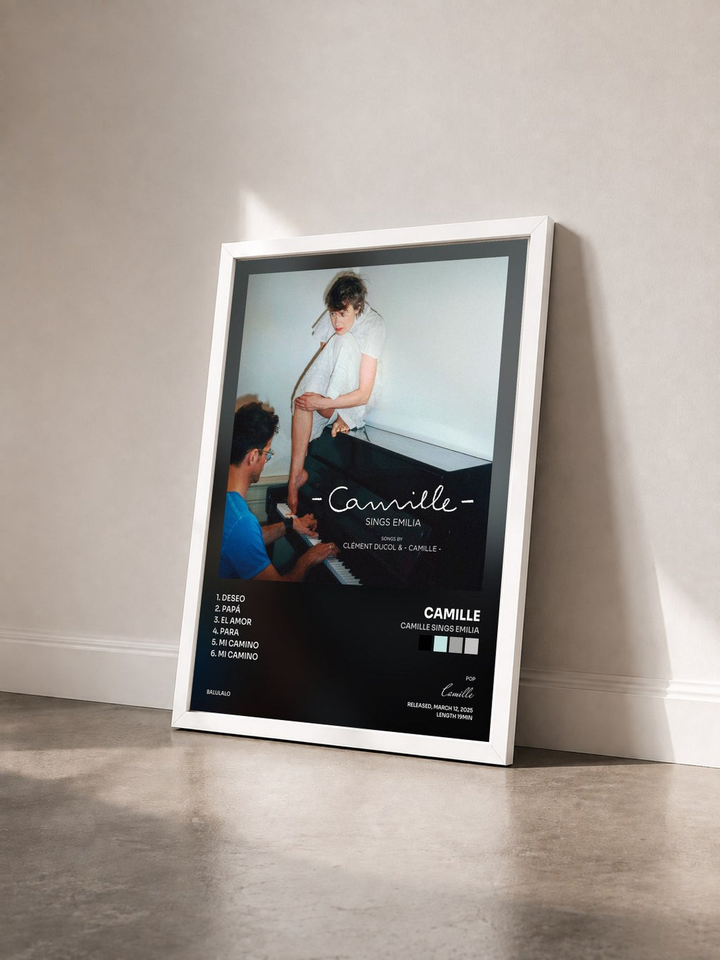 #blanc Tableau de l'album Camille sings Emilia de Camille vu de trois quarts, cadre blanc