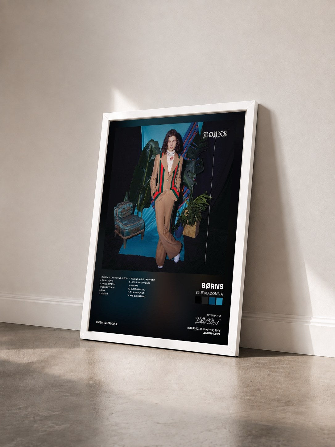 #blanc Tableau de l'album Blue Madonna de BØRNS vu de trois quarts, cadre blanc