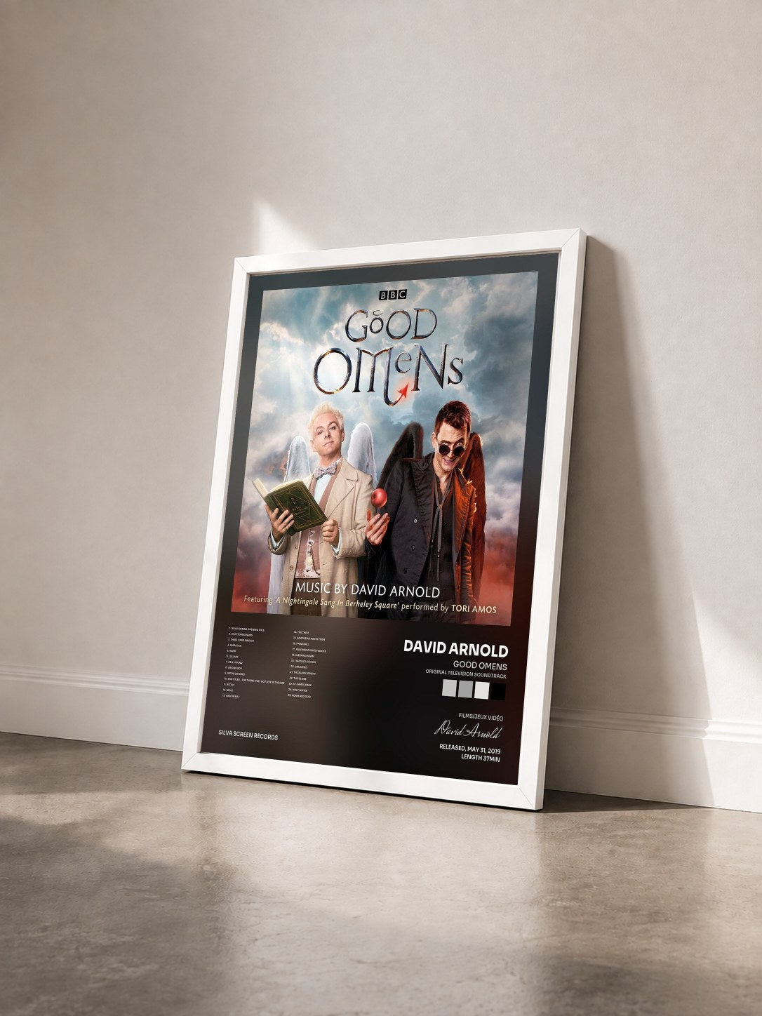 #blanc Tableau de l'album Good Omens (Original Television Soundtrack) de David Arnold vu de trois quarts, cadre blanc