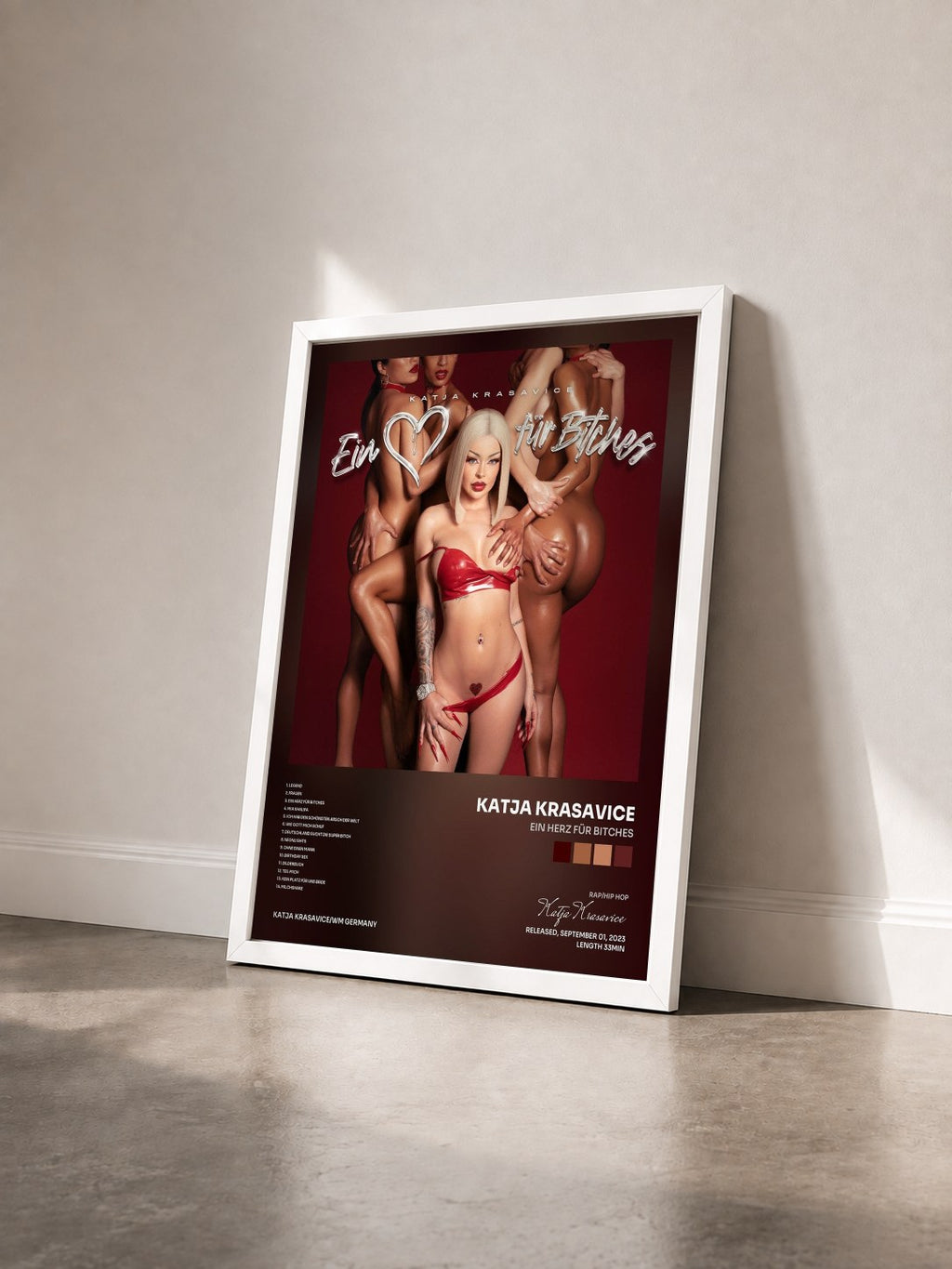 #blanc Tableau de l'album Ein Herz für Bitches de Katja Krasavice vu de trois quarts, cadre blanc