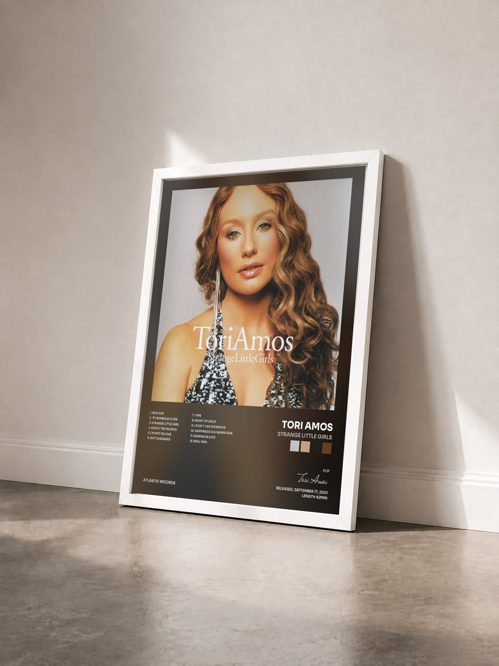 #blanc Tableau de l'album Strange Little Girls de Tori Amos vu de trois quarts, cadre blanc