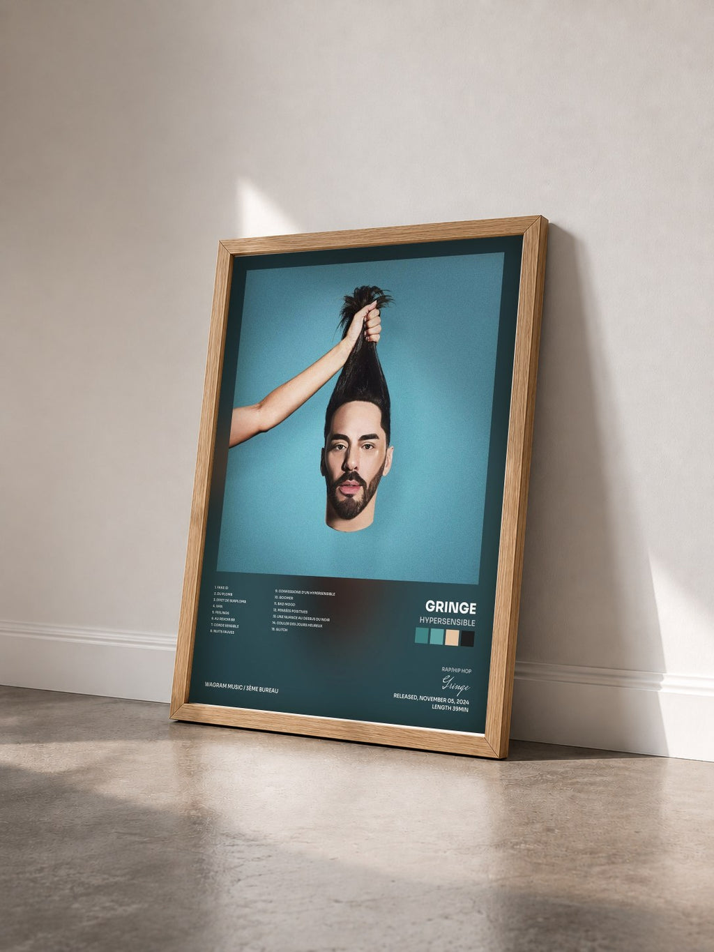 #bois Tableau de l'album Hypersensible de Gringe vu de trois quarts, cadre en bois brut