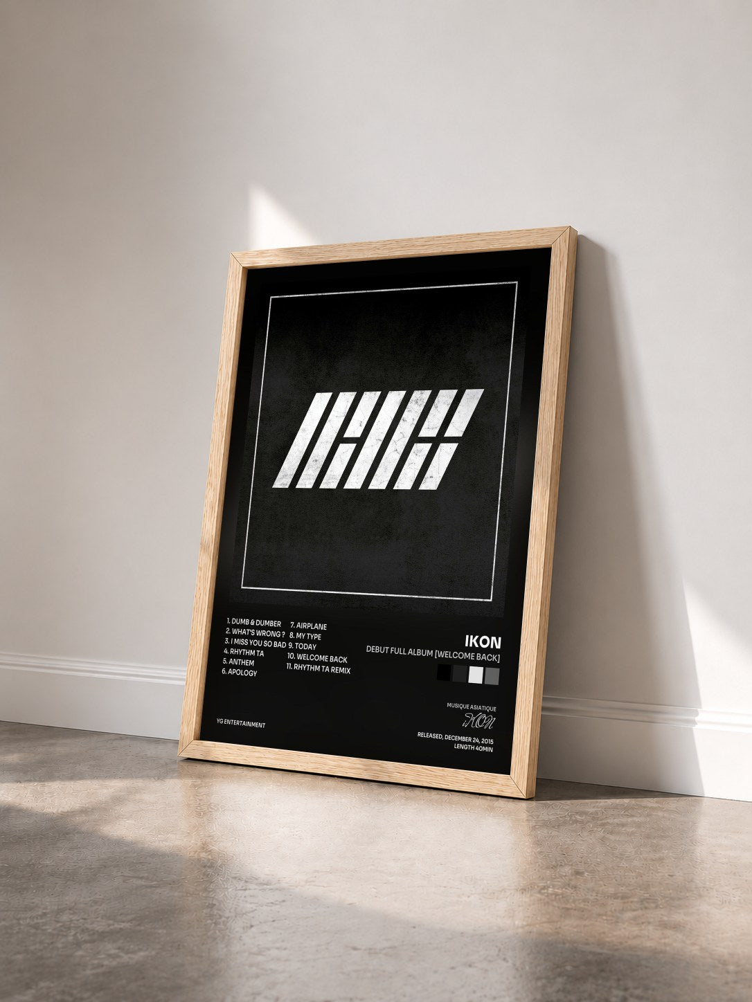 #bois Tableau de l'album DEBUT FULL ALBUM [WELCOME BACK] de iKON vu de trois quarts, cadre en bois brut