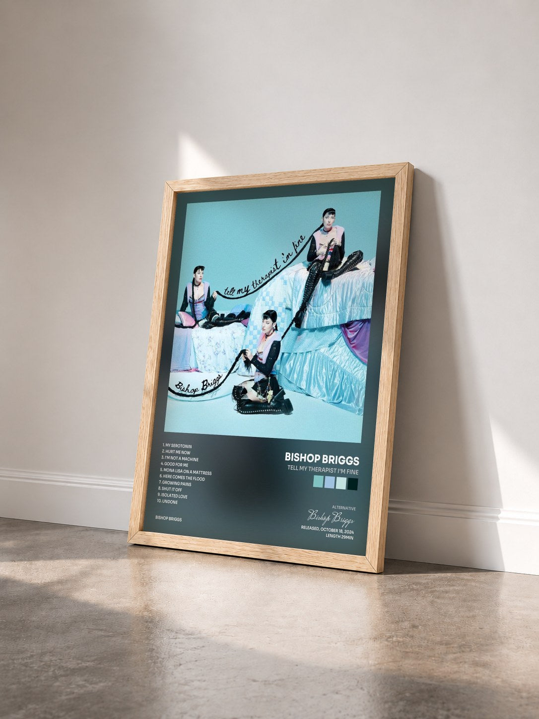 #bois Tableau de l'album Tell My Therapist I'm Fine de Bishop Briggs vu de trois quarts, cadre en bois brut