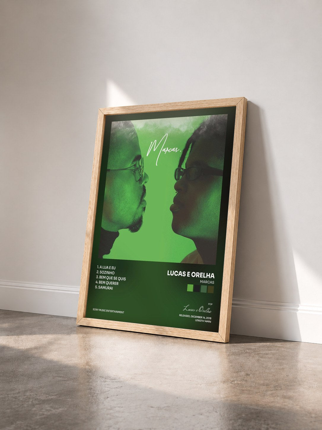 #bois Tableau de l'album Marcas de Lucas e Orelha vu de trois quarts, cadre en bois brut