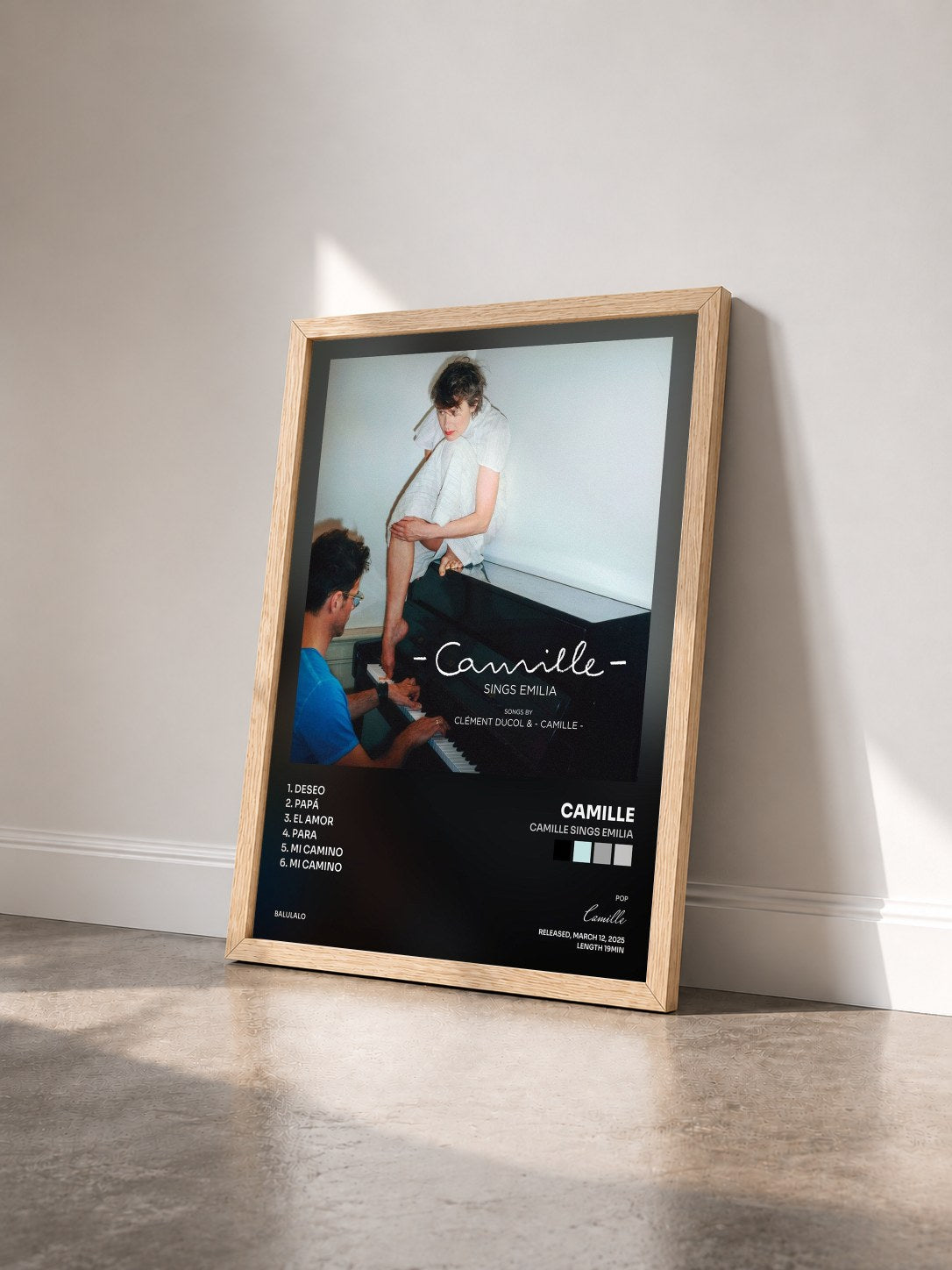 #bois Tableau de l'album Camille sings Emilia de Camille vu de trois quarts, cadre en bois brut