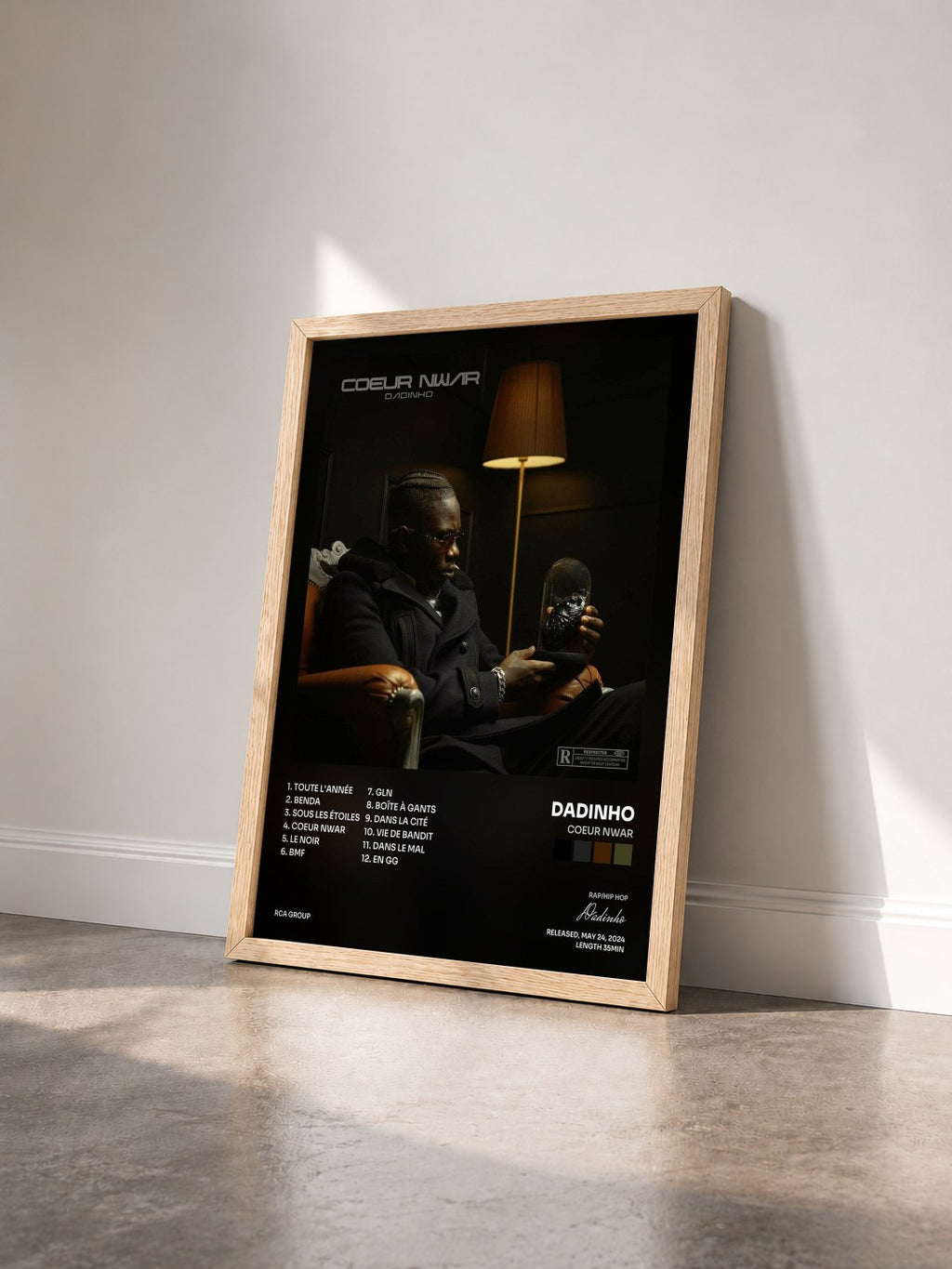 #bois Tableau de l'album Coeur Nwar de Dadinho vu de trois quarts, cadre en bois brut