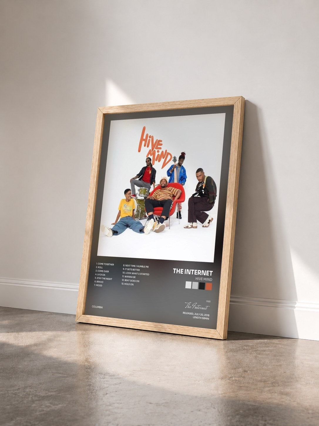 #bois Tableau de l'album Hive Mind de The Internet vu de trois quarts, cadre en bois brut